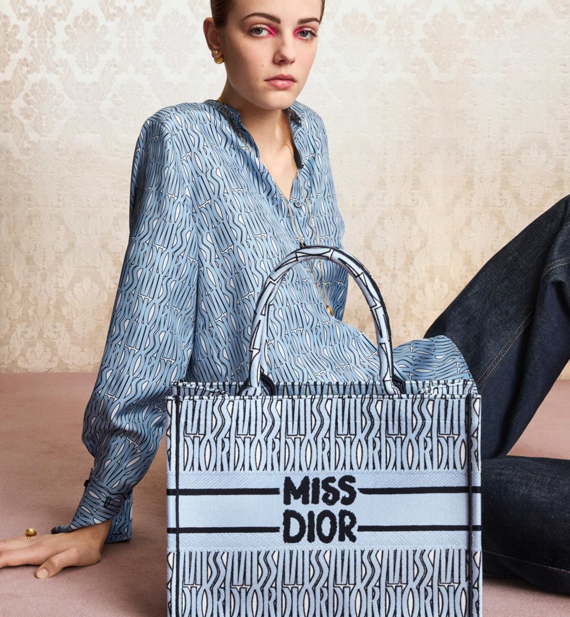 Sac Dior Book Tote Medium Broderie Miss Dior Allover bleu pâle et noire