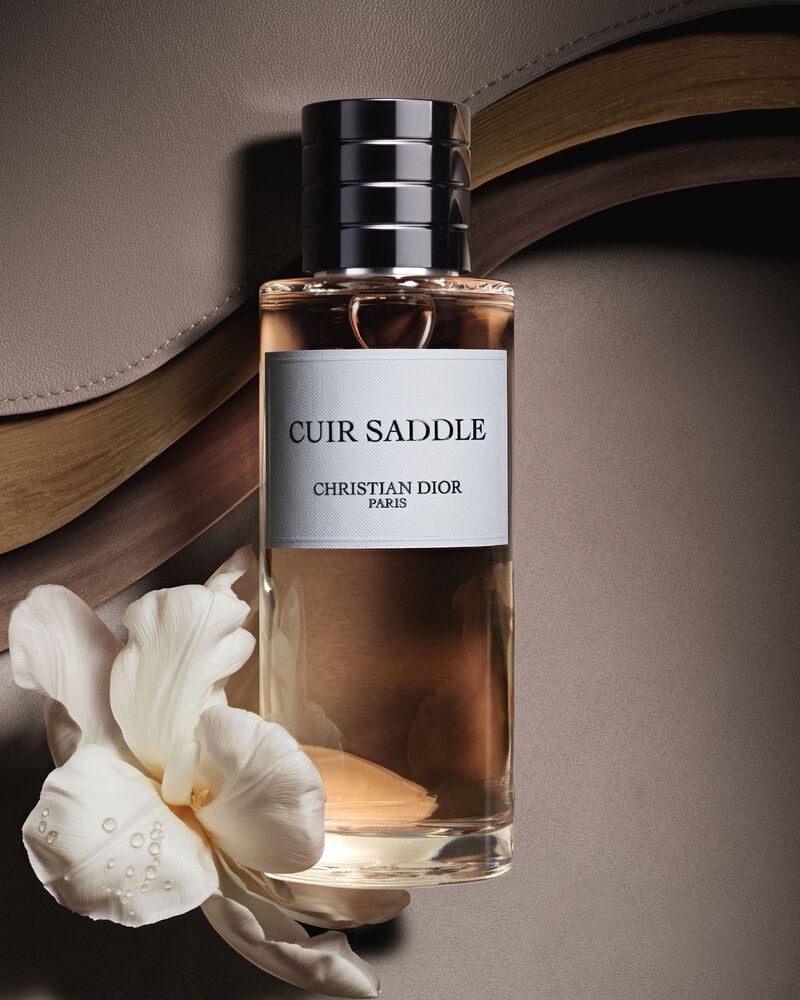 أثر عطري جريء وحسّي يُعيد ابتكار نفحات الجلد التقليدية بأسلوب آسر.