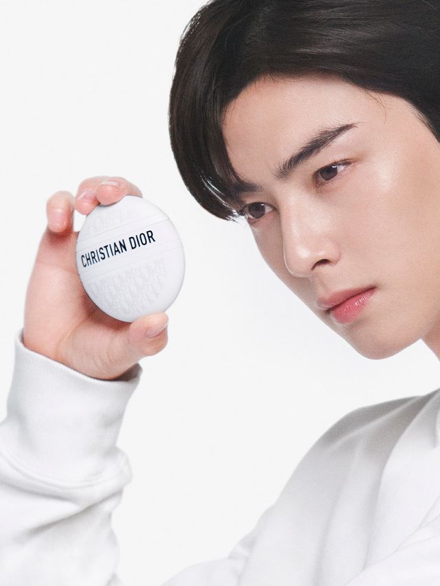Cha Eun-Woo using Dior The Balm