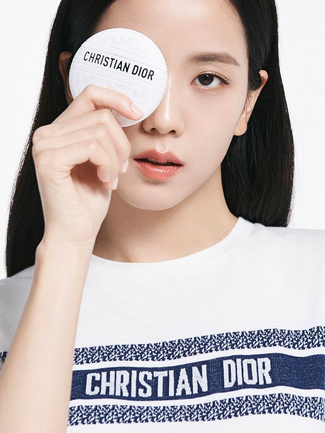 Jisoo holding Dior The Balm