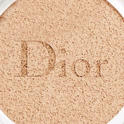 Dior Capture DreamSkin クッションファンデーション 010 Dior CAPTURE DREAMSKIN Moist Cushion Aging-care Foundation